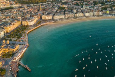 San Sebastian şehrinin hava manzarası gün batımında Bask ülkesinde, kuzey İspanya 'da. Donostia 'nın eski kasabası Sabah güneşleri