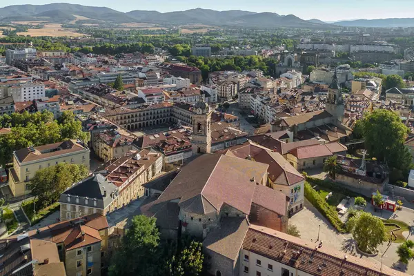 Vitoria-Gasteiz şehir manzarası, Bask Ülkesi, İspanya. Resimli Plaza Virgen Blanca Meydanı. Eski şehrin tarihi binaları güneşli bir yaz gününde ele geçirildi..