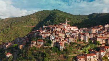 Imperia, Liguria, Kuzey İtalya 'da gün batımında pitoresk şehrin havadan görünüşü. Büyüleyici ortaçağ köyü dağlarda yuva yapmış ve manzarayla çevrili..