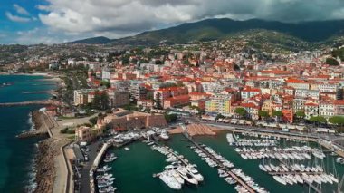 Kuzey İtalya, Liguria 'daki Sanremo lüks tatil köyünün hava manzarası. Yazın San Remo 'da güzel İtalyan Riviera sahilleri