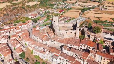 Ortaçağ köyü Frias, Burgos, Castilla Leon, kuzey İspanya 'nın havadan görünüşü. Manzaralı kırsal manzarayla çevrili tarihi bir şatosu olan pitoresk taş bir köy.