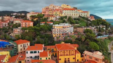 Liguria, kuzey İtalya 'daki Porto Maurizio kasabasının hava manzarası. Aziz Maurice Kilisesi 'nin önde gelen Katedral Bazilikası ve Şehitler Imperia bölgesinin tarihi kıyı manzarasına hakimdir..