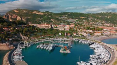 Kuzey İtalya 'nın Imperia eyaletindeki Ventimiglia tatil beldesinin hava manzarası. Yazın güzel İtalyan Riviera sahilleri yukarıdan görülüyor.