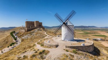İspanya, Castilla-La Mancha, Consuegra 'nın tarihi rüzgar değirmenlerinin hava manzarası. Akşam ışığında tepelerde Don Kişot 'un eski tarihi yel değirmenleri. Molinos de Viento de Consuegra