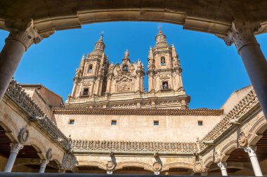 İspanya 'nın Salamanca kentindeki La Clerecia Kilisesi manzaralı Casa de las Conchas' ın avlusu. Bu kültür şehrinin kalbinde ikonik tarihi simgeler var..
