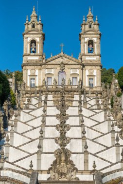 Bom Jesus, gün batımında Portekiz 'in kuzeyinde, Braga yakınlarında Tenolar' da Monte Mabet yapıyor. Barok mimarisi, manzaralı merdivenleri ve yemyeşil çevresi olan Katolik tapınağı..
