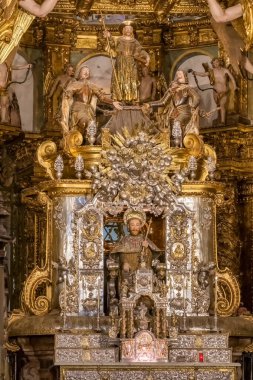 Santiago de Compostela, İspanya - 11 Temmuz 2024: Galiçya 'daki Santiago de Compostela Katedrali içinde Aziz James heykeli. Bazilikanın koruyucu azizi ve tarihi hac alanının sembolü.