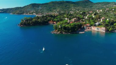 İtalya 'nın Liguria kentindeki San Michele di Pagana tatil köyünün hava manzarası. Zarif tarihi binalarla çarpıcı bir kıyı manzarası. İtalyan Rivierası 'nda lüks bir seyahat yeri..