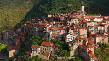 Imperia, Liguria, Kuzey İtalya 'da gün batımında pitoresk şehrin havadan görünüşü. Büyüleyici ortaçağ köyü dağlarda yuva yapmış ve manzarayla çevrili..