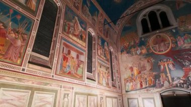 Padua, İtalya - 8 Ekim 2024: Scrovegni Şapeli veya Cappella degli Scrovegni 'nin muhteşem tarihi freskleri. Şapelde Giotto 'nun 1305 yılında tamamladığı ünlü bir fresk döngüsü yer almaktadır.,