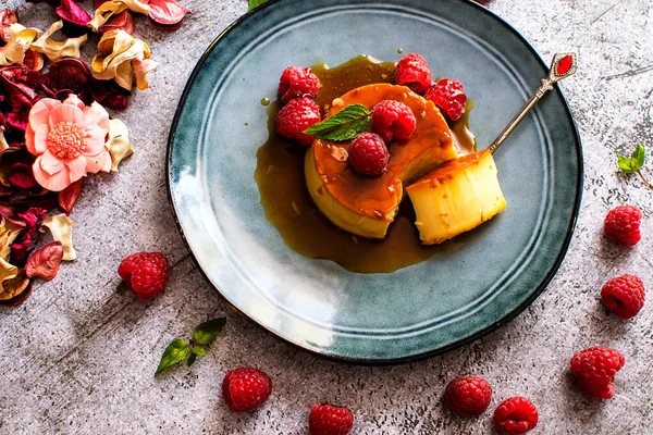 Pudding Mit Eierpudding Karamell Flan Dessert Mit Himbeeren — Stockfoto