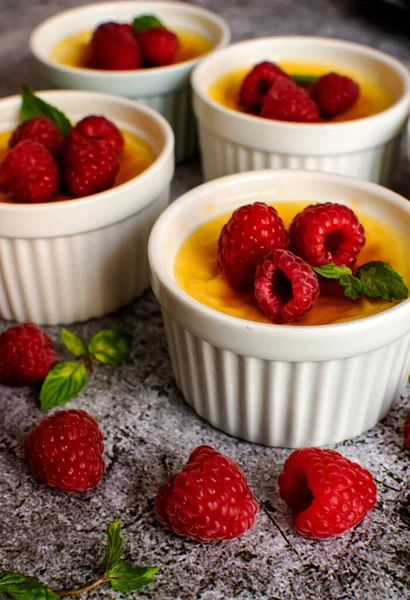 Pudding Mit Eierpudding Karamell Flan Dessert Mit Himbeeren — Stockfoto