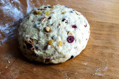 Tahta bir masada Noel 'i çaldırmak için bir top hamur.