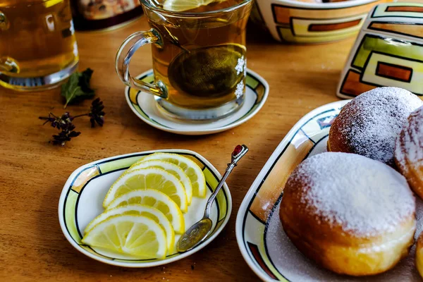 Ντόνατ Ξεσκονισμένο Ζάχαρη Άχνη Για Πρωινό Τσάι Βοτάνων — Φωτογραφία Αρχείου