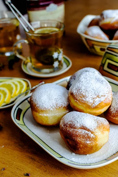 Donut Polvilhado Com Açúcar Para Café Manhã Com Chá Ervas — Fotografia de Stock