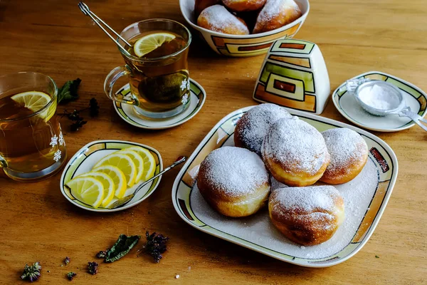 Ντόνατ Ξεσκονισμένο Ζάχαρη Άχνη Για Πρωινό Τσάι Βοτάνων — Φωτογραφία Αρχείου