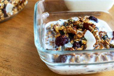 Sütlü granola ve beyaz kasede taze böğürtlen. Sağlıklı kahvaltı kavramı