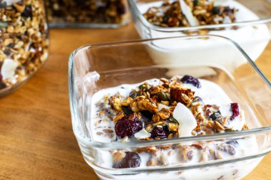 Sütlü granola ve beyaz kasede taze böğürtlen. Sağlıklı kahvaltı kavramı