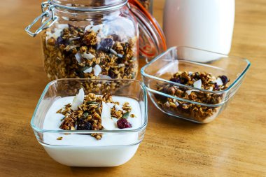 Sütlü granola ve beyaz kasede taze böğürtlen. Sağlıklı kahvaltı kavramı