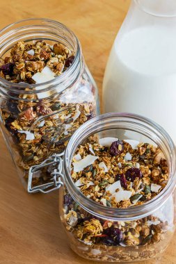 rustik ahşap zemin üzerine açık cam ev yapımı granola