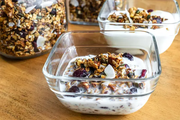 Sütlü granola ve beyaz kasede taze böğürtlen. Sağlıklı kahvaltı kavramı