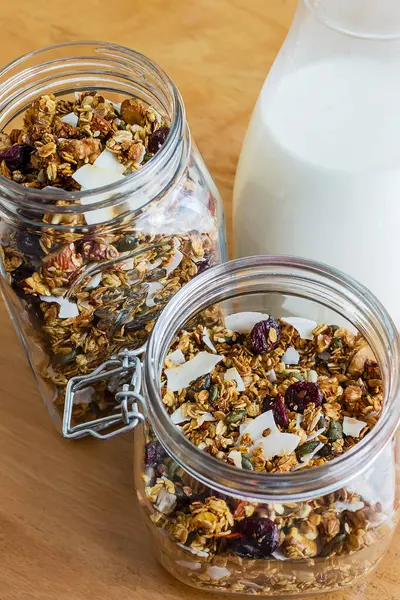 rustik ahşap zemin üzerine açık cam ev yapımı granola