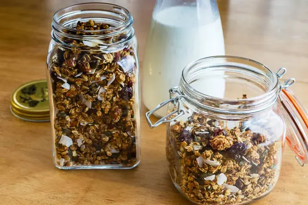 rustik ahşap zemin üzerine açık cam ev yapımı granola