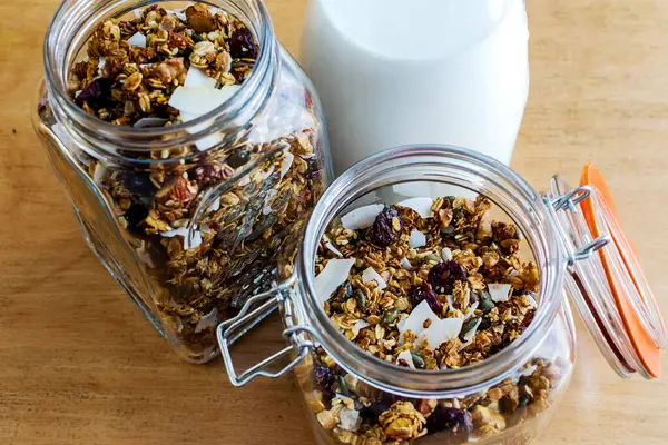 rustik ahşap zemin üzerine açık cam ev yapımı granola