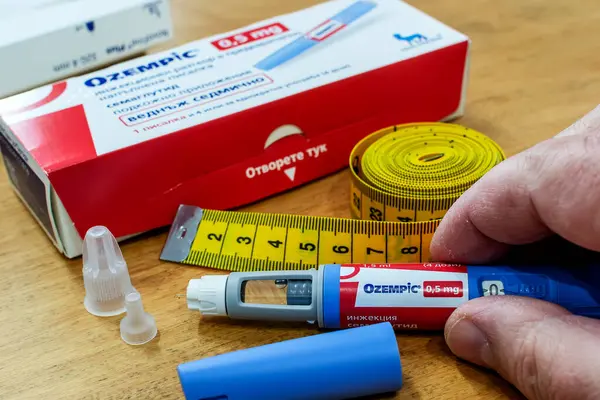 Şeker hastaları ve kilo kaybı için Ozempic insülin enjeksiyon kalemini tutan eller.