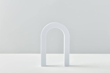 Ürün sunumu için pastel renkli kozmetik sanat deco kemeri görüntüsü. Ürün sunumu için moda geometrik kemer arka planı. Asgari şablon podyumu soyut. Modern sahne makyaj malzemeleri.