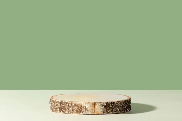 Runde Holzsäge Geschnitten Zylinderform Auf Grünem Hintergrund Abstrakten Hintergrund Minimale — Stockfoto
