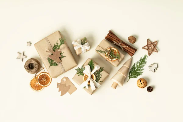Новогодняя Рождественская Квартира Подарочными Коробками Украшениями Экологически Чистая Модная Упаковка — стоковое фото