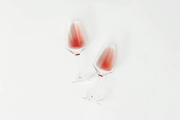 Rosenwein Glas Flachlage Von Weingläsern Mit Rosenwein Auf Weißem Hintergrund — Stockfoto
