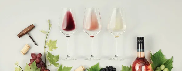 Flat Lay Vinho Tinto Rosa Branco Copos Sobre Fundo Branco — Fotografia de Stock