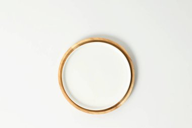 Tahta tabakta beyaz boş bir tabak vardı. Provence tarzı, mutfak içi, minimalist, akrabalar, düz yatak