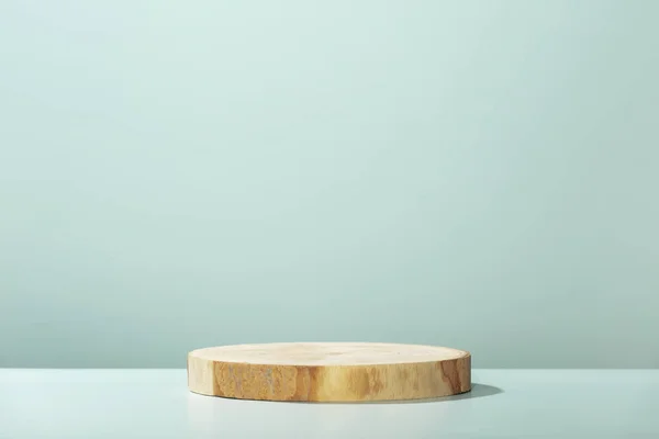 Okrągła Drewniana Piła Kształt Cylindra Niebieskim Tle Abstrakcyjne Tło Minimalne — Zdjęcie stockowe