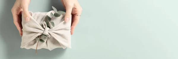 Furoshiki Tissue Verpakking Van Cadeautjes Vrouwelijke Hand Met Een Geschenk — Stockfoto