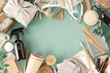 Yeniden kullanılabilir çevre dostu ürünler. Sıfır atık. Eko doğal kağıt bardaklar, bambu çatal bıçak takımı, açık mavi arka planda doğal temizlik ürünleri, düz yatak. Plastiksiz sürdürülebilir yaşam tarzı