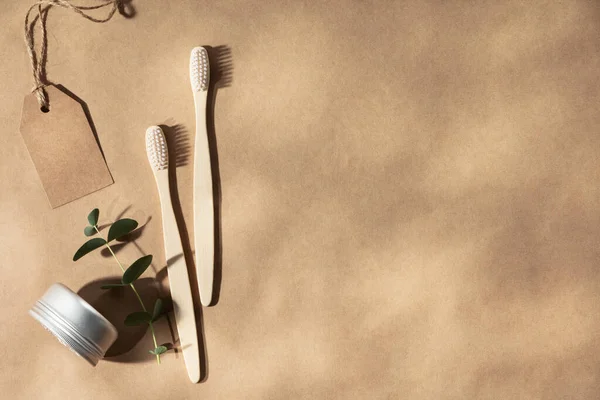 Две Натуральные Деревянные Зубные Щетки Естественном Бежевом Фоне Тени Листьев — стоковое фото