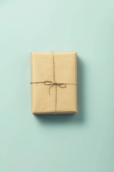 自然色彩礼品盒蓝色底色 环保时尚零废物包装 节日气氛理念 — 图库照片