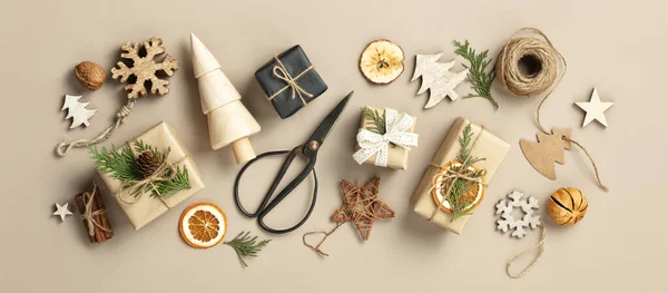 クリスマスと新年のフラットギフトボックスと装飾 環境に優しいトレンディーなゼロ廃棄物包装 休日の気分のコンセプト ギフトを作る コピースペース — ストック写真