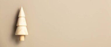 Pankart. Noel ve Yeni Yıl konsepti. Minyatür Noel ağacı minimalist moda kompozisyonu. Eko Noel Dekorasyonu