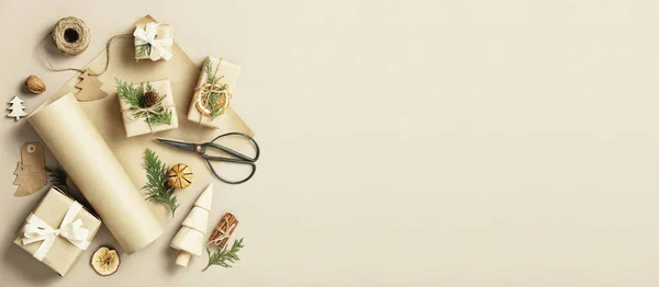 バナーだ クリスマスと新年のフラットギフトボックスと装飾 環境に優しいトレンディーなゼロ廃棄物包装 休日の気分のコンセプト ギフトを作る コピースペース — ストック写真