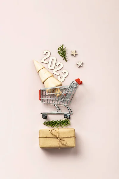 Holiday Shopping 2023 Concept Miniature Christmas Tree Shopping Trolley Cart — ストック写真