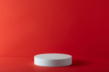 Kırmızı arkaplanda soyut beyaz podyum. Ürün sunumu için stand-up yapın. Üç boyutlu çizim. Minimum konsept. Reklam şablonu. Aziz Sevgililer Günü indirimi