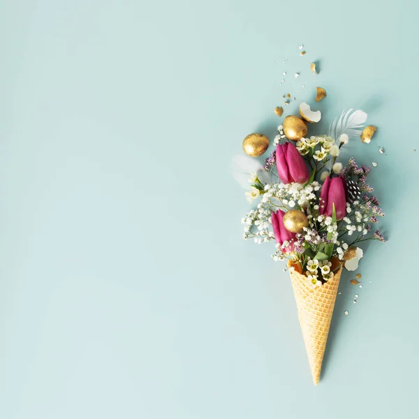 Easter Composition Ice Cream Cone Beautiful Flowers Golden Easter Eggs — 图库照片