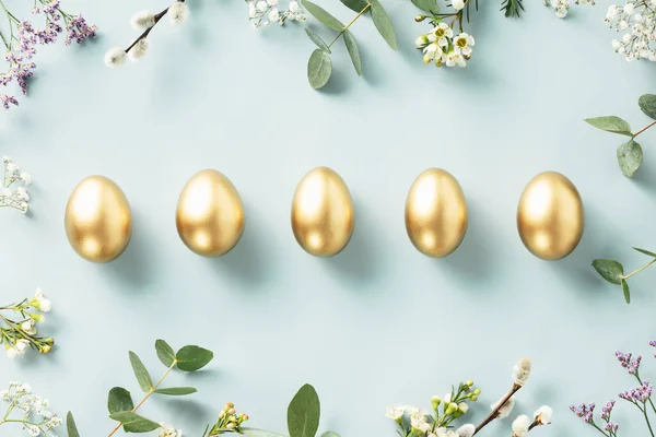 Easter Decorations Happy Easter Concept Golden Easter Eggs Feathers Spring — Photo