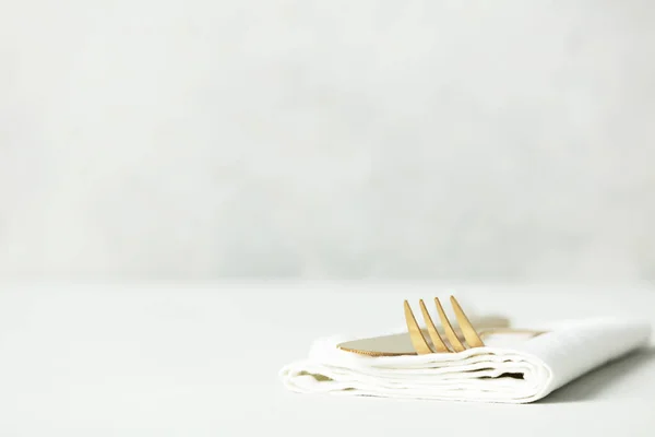 Golden Cutlery Set White Napkin Light Grey Table Space Text — Stock Photo, Image