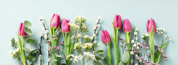 Boeket Van Roze Tulpen Bloemen Eucalyptus Lente Wilg Pastelblauwe Achtergrond — Stockfoto