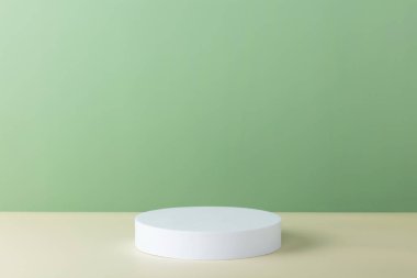 Yeşil arka planda yeşil yaprakları olan soyut boş beyaz podyum. Ürün sunumu için stand-up yapın. Üç boyutlu çizim. Minimum konsept. Reklam şablonu